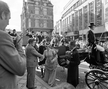 880042 Afbeelding van burgemeester H.J.L. Vonhoff op de trappen voor het Stadhuis (Stadhuisbrug 1) te Utrecht, waar hij ...